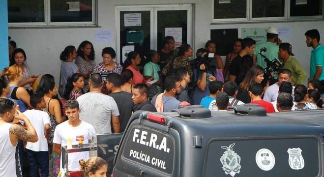 Familiares aguardando liberação de vítimas de massacre