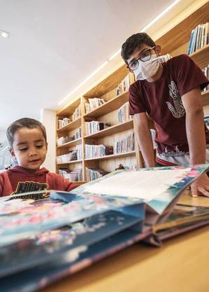 Educadores auxiliam crianças no desenvolvimento da leitura