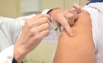 A campanha nacional de vacinação contra a gripe terminou na última
sexta-feira (22), mas durante todo o sábado (23), 70 unidades de saúde da cidade
de São Paulo estarão abertas para vacinar pessoas que fazem parte dos grupos
prioritários. A partir de segunda-feira (25), o público-alvo será ampliado,
incluindo crianças de 5 a 9 anos e adultos de 50 a 59 anos

 