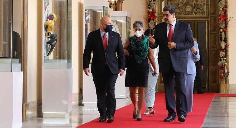 Procurador do Tribunal Penal, Karim Khan (à esquerda) vai investigar violações na Venezuela