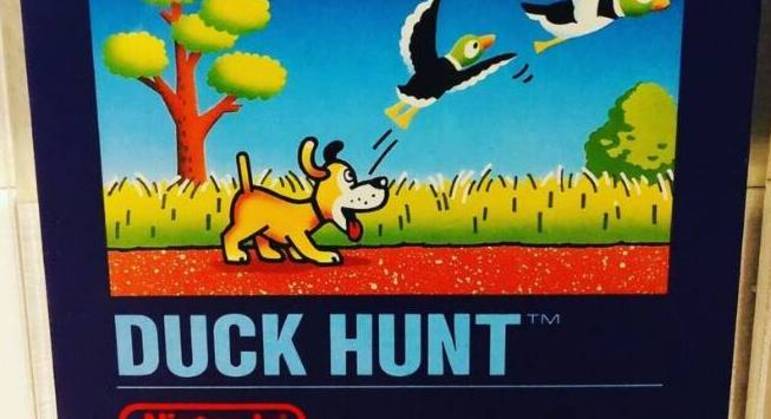 Um exemplar do jogo Duck Hunt, lançado na década de 80 para o NES (conhecido como Nintendinho) e considerado uma peça ultrarrara, está sendo vendido no Reino Unido por mais de R$ 250 mil. O videogame se resume a um caçador que atira em patos, com a dificuldade aumentando a cada nível
