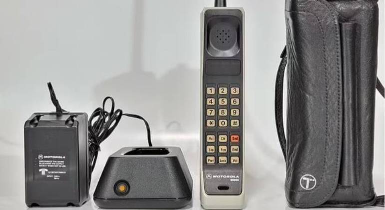 O Motorola Dynatac 8000x, lançado em 3 de abril de 1973, com incrível 1,75 kg de peso, foi o primeiro aparelho celular portátil a ser vendido ao público. Agora, 50 anos depois, ele é leiloado pelo espantoso preço de US$ 55 mil (R$ 270 mil)