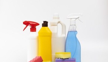 Não tenho álcool gel, posso usar produtos de limpeza nas mãos? (Freepik)