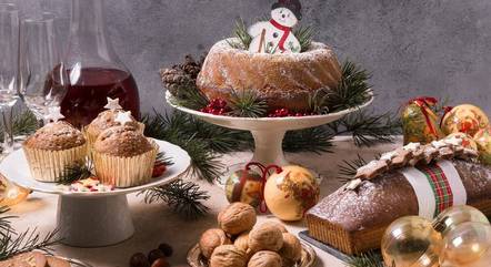 Produtos de uma cesta de Natal, em mesa decorada