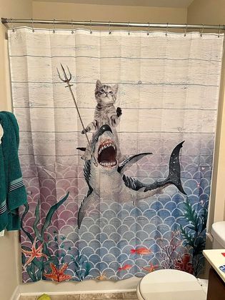 Um gato subaquático com tridente sobre um tubarão. Esta é a cortina de banheiro que faltava na sua casaBombou no HORA 7! Mistério: arraia é encontrada com mordidas monstruosas nas laterais do corpo