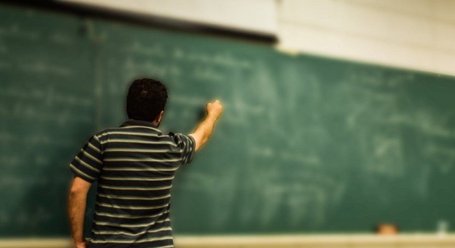 Professor passou a ter idade mínima: 57 anos (mulher) e 60 anos (homens)