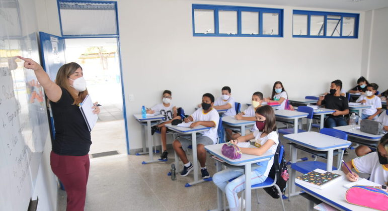 Professora e alunos durante aula em sala de aula do Distrito Federal