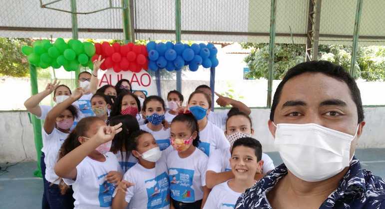 Professor José Nilton e seus alunos no Piauí: dedicação e respeito pelos estudantes
