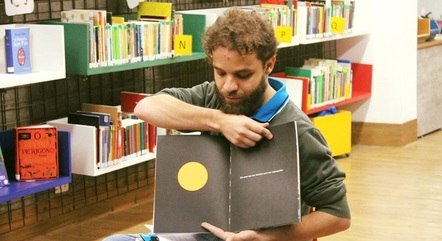 Professor Marcos conta histórias na biblioteca