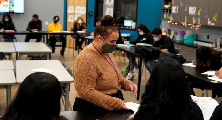 Volta presencial obrigatória às aulas começa a ocorrer na segunda-feira (18)