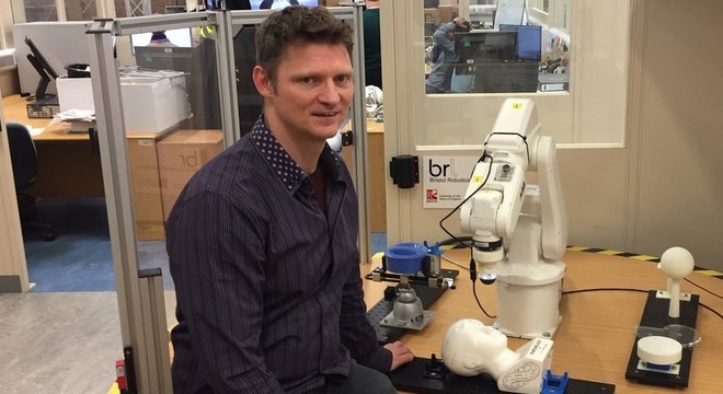 Lepora diz que criar robôs é desafio de engenharia Reação emocional