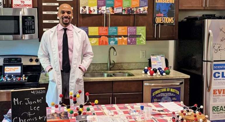 Professor transformou sua cozinha em um laboratório de química para dar aula
