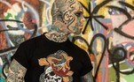 Atualmente, ele é tido como o homem mais tatuado da França — nem o branco dos olhos escapou da agulha e da tinta