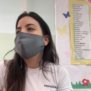 Professora faz chamada usando memes e bomba nas redes