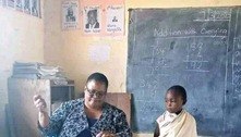Veja foto que viralizou com professora que costura uniforme rasgado de aluna no Quênia 