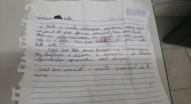 Com marcas de lágrimas, aluno escreveu carta que compõe livro com homenagens a Beth
