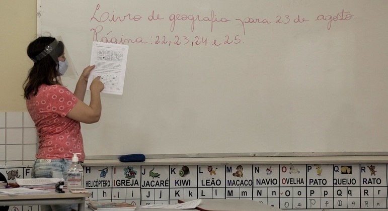 Professora dá aula em escola rural de Campos Mourão, município no interior do Paraná