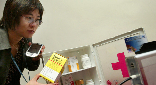 Professora Joanne Chung Wai-yee, da Universidade Politécnica de Hong Kong, mostra sistema controlado por RFID projetado para impedir erros de prescrição