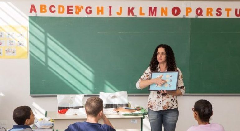 Professores terão piso reajustado em 33,24%, anunciou o presidente
