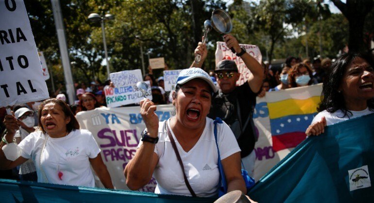Professores venezuelanos protestam para pedir aumento ao governo de Nicolás Maduro
