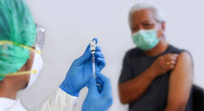 Com a limitação no número de doses, as primeiras vacinas aprovadas ficarão restritas a alguns grupos, como profissionais da saúde, idosos e portadores de doenças crônicas