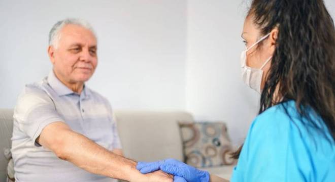 O tratamento atual do Alzheimer envolve a prescrição de medicamentos que aliviam os sintomas nas fases iniciais, mas se tornam inefetivos com a progressão da doença