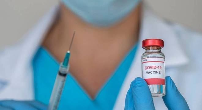 Atualmente, mais de 10 candidatas à vacina estão na fase 3 de testes clínicos, a última etapa antes da aprovação pelas agências regulatórias