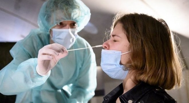 É importante fazer testes e rastreamentos para detectar pessoas assintomáticas