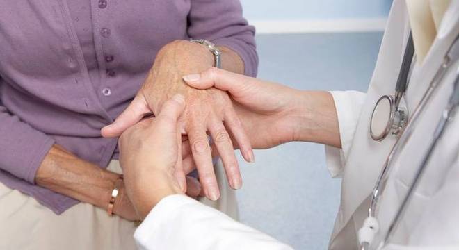 Doenças como artrite reumatoide e lúpus possuem uma origem autoimune. Isso significa que o próprio sistema imunológico passa a atacar algumas estruturas do corpo, como as articulações