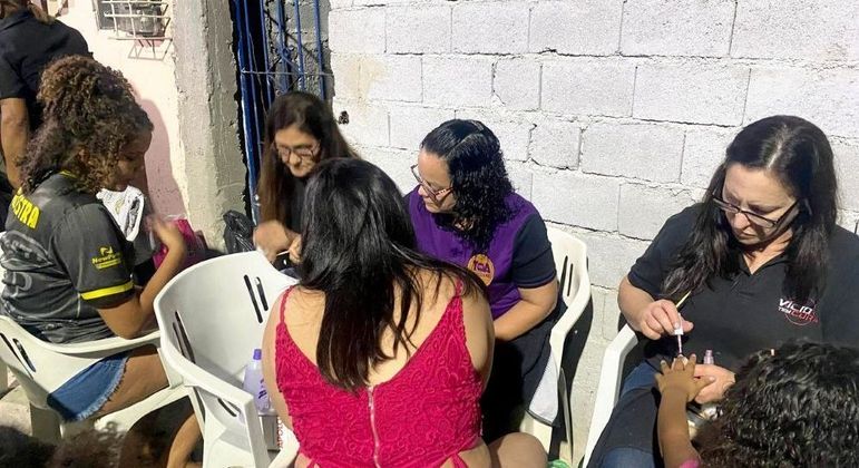 Equipe do programa Vício Tem Cura auxiliando as pessoas que mais necessitam