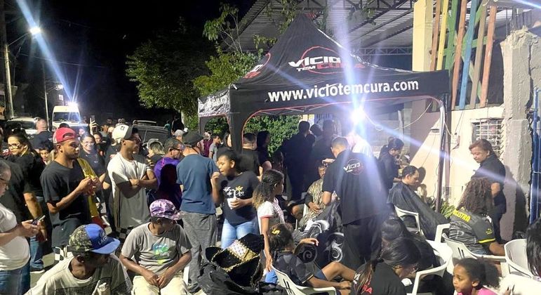 Programa Vício Tem Cura distribui donativos e oferece serviços à população carente