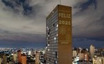 Grupo de moradores do JK, um dos prédios mais tradicionais de Belo Horizonte, projetou na lateral do edifício mensagens de 