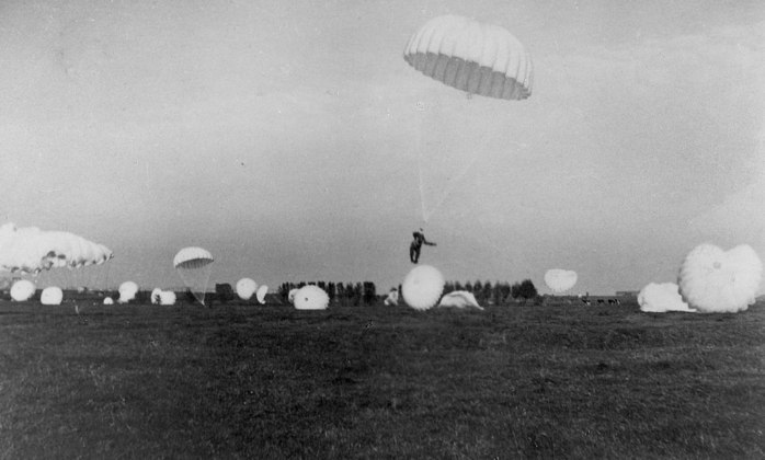 Projetado para salvar pessoas presas em prédios, o paraquedas acabou sendo mais utilizado pelos militares, principalmente na Segunda Guerra Mundial