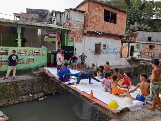 Os integrantes saem pelas ruas da periferia pintando as praças e criando vivências e experiências. O material utilizado nas atividades é comprado com o dinheiro dos próprios membros, mas eles também recebem doações de tinta e papéis