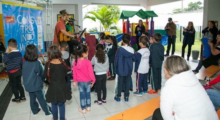 Crianças durante atividades de musicalização na escola 