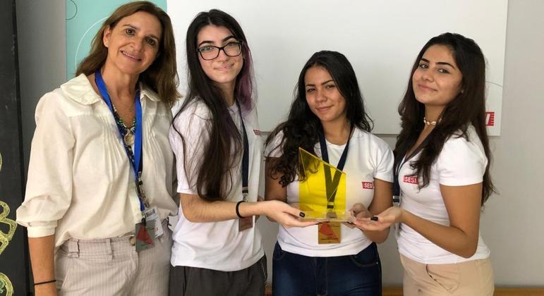 Alunas do Sesi Campinas Amoreiras com a professora Ana Paula Carazzatto