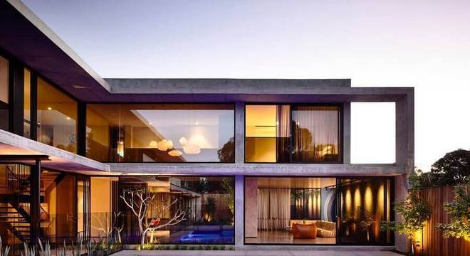 projeto de casa em l com piscina e paredes de vidro