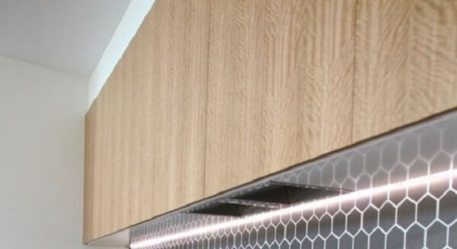 projeto de cozinha moderna com revestimento em formato hexagonal 