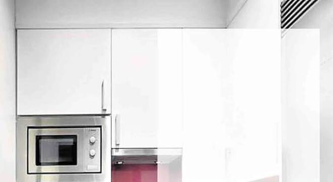 projeto de cozinha pequena branca e rosa 