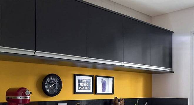 projeto de cozinha simples preta e amarela 