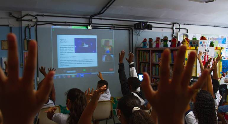 Crianças e adolescentes participam de um momento interativo de perguntas e respostas