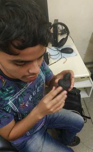 Aluno tateando impressão de monumento 