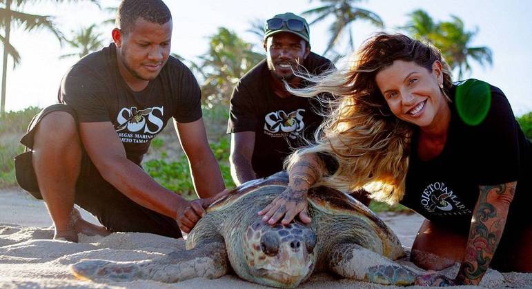 Nina mostra a espécie tartaruga cabeçuda, que mais faz desova na região da Bahia