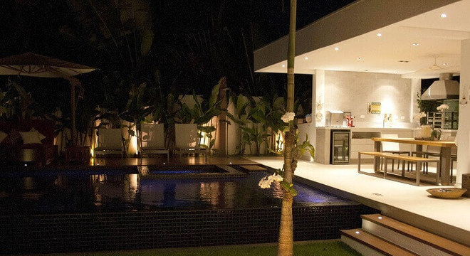 Projetos de casas com piscinas e borda infinita