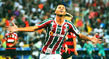 Alexsander com a camisa do Fluminense