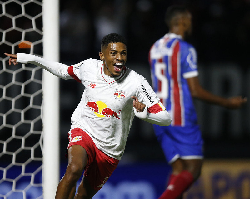 Além do talento em campo, craques do Brasileirão desfilam beleza pelos  estádios; confira fotos dos galãs - Fotos - R7 Campeonato Brasileiro Série A