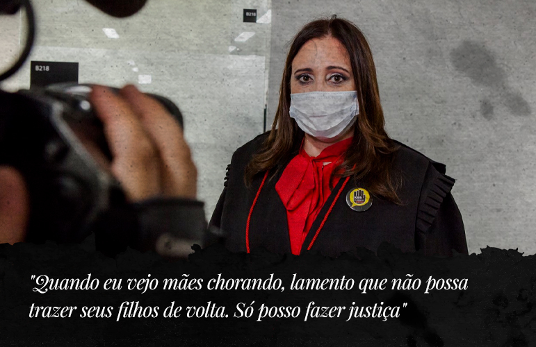 Pomotora de justiça Lúcia Helena Callegari posa para as fotos (R7)