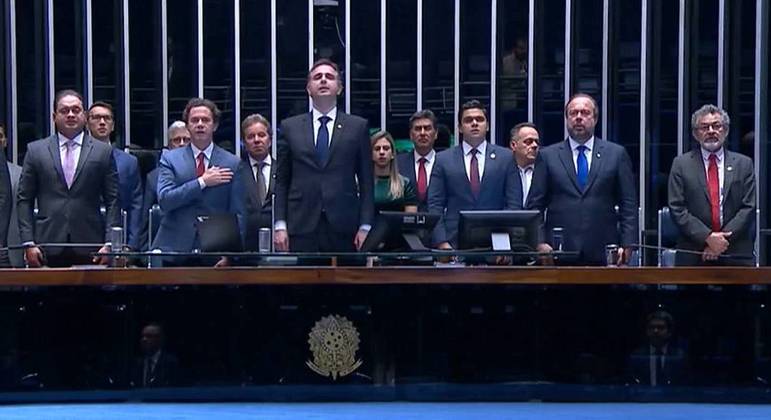 Senadores promulgam a PEC do Estouro no Congresso Nacional