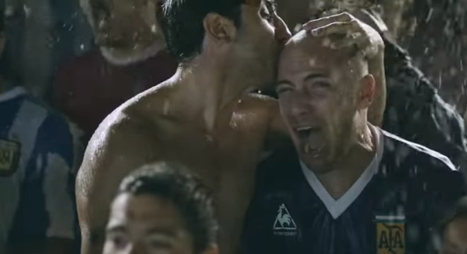 Propaganda debocha de atitudes tidas como homofóbicas na Rússia, sede da Copa