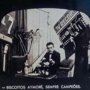 Garoto-propaganda anuncia os Biscoitos Aymoré, em 1953